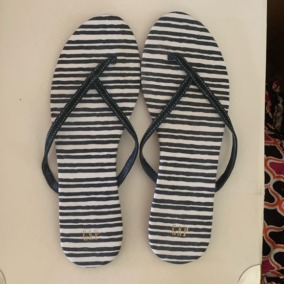 NWOT Gap flip flops - Picture 2 of 5